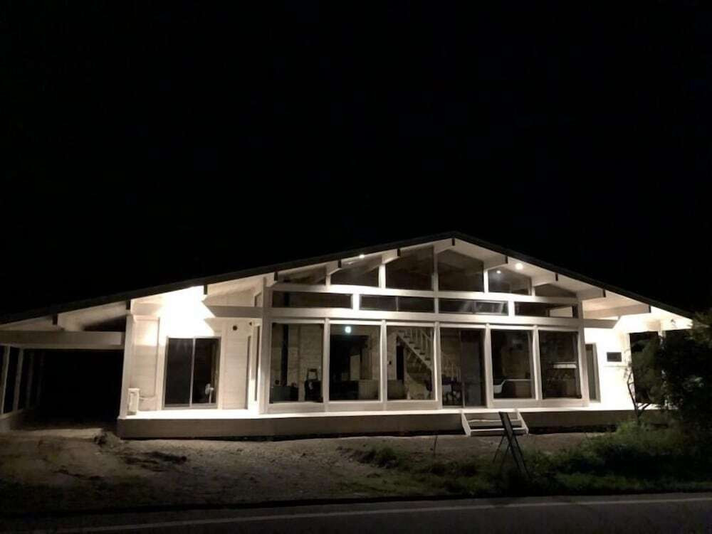 施設の正面 (日没後)