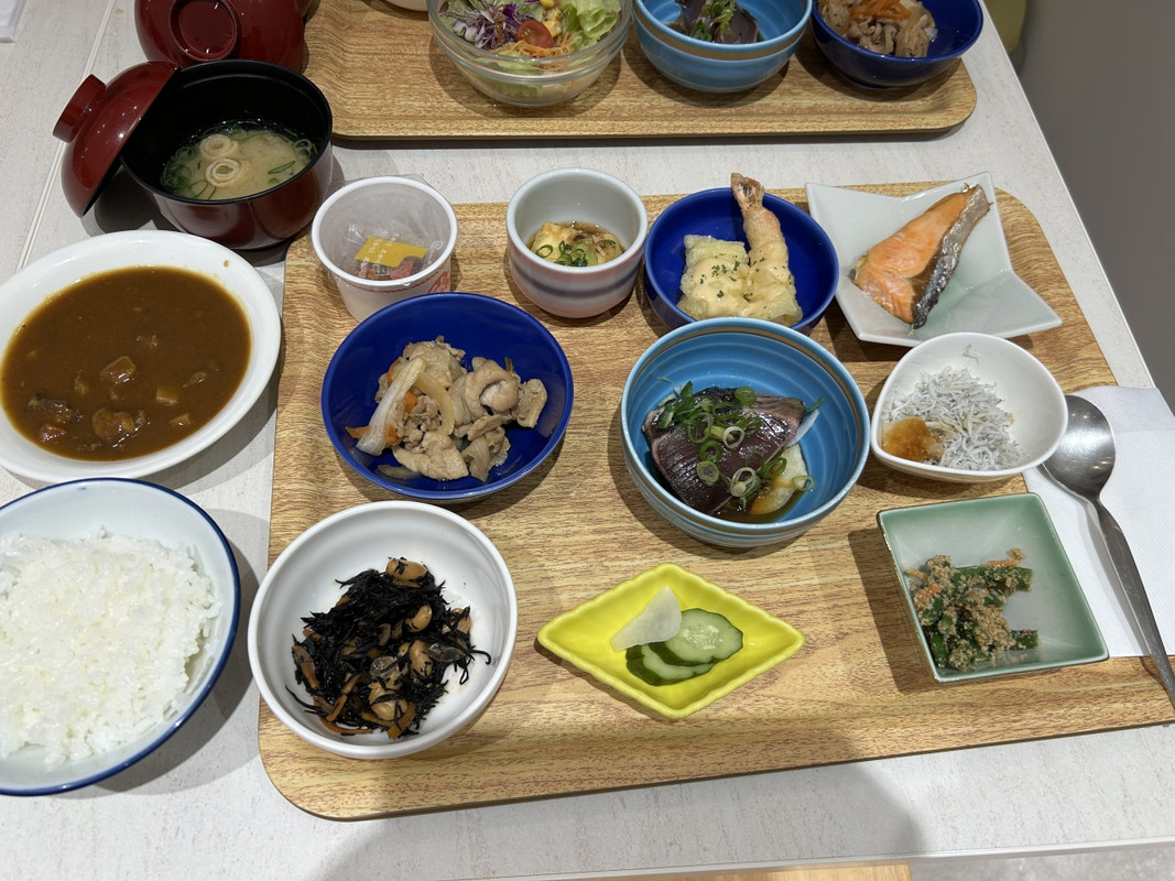 小鉢での提供(コロナ対応か?)ながら美味しいビュッフェ。