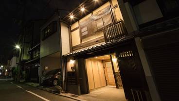 施設の正面 (日没後) / 1