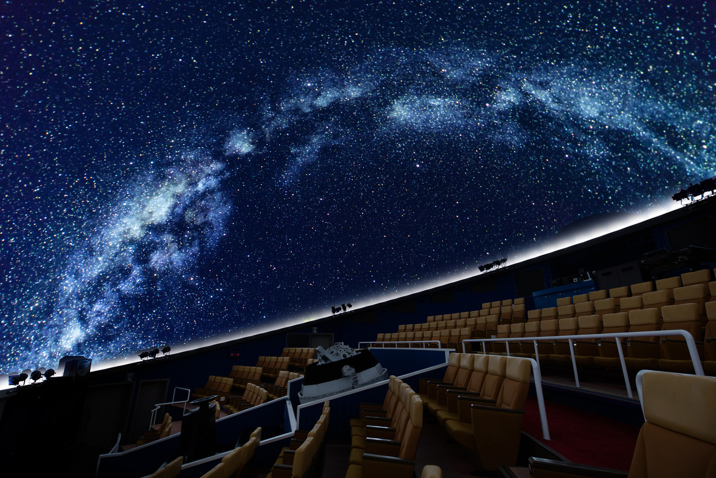 館内のプラネタリウムで素敵な思い出作り3948486