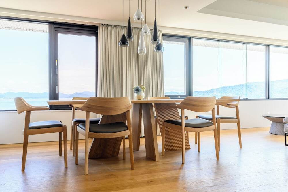 客室内のダイニングエリア