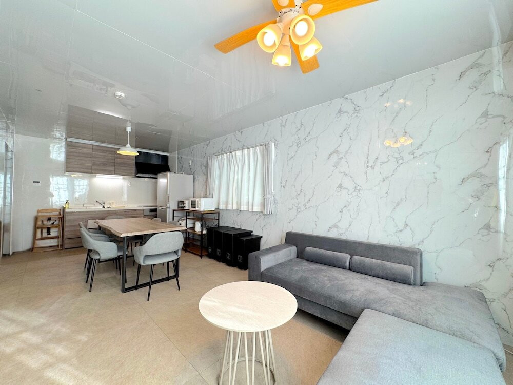 客室内のダイニングエリア