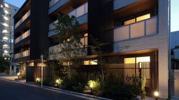 施設の正面 (日没後) / 1