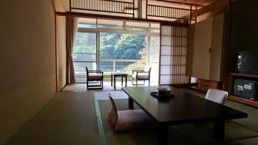 客室内のダイニングエリア / 11