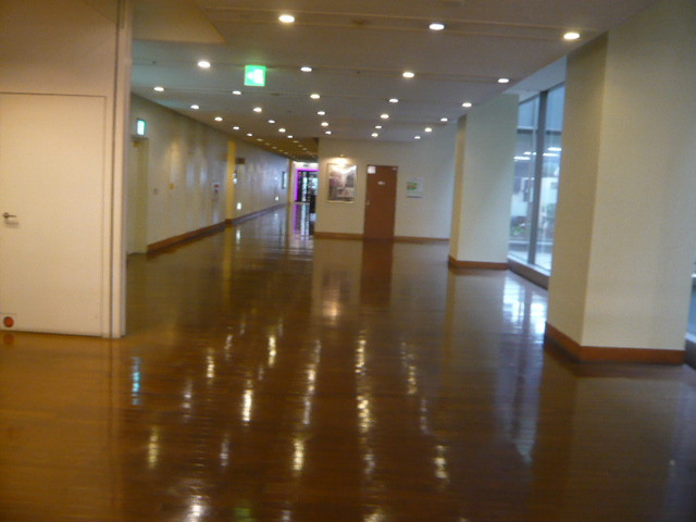 明るい廊下です。フロントに行くのに面倒くさいです。