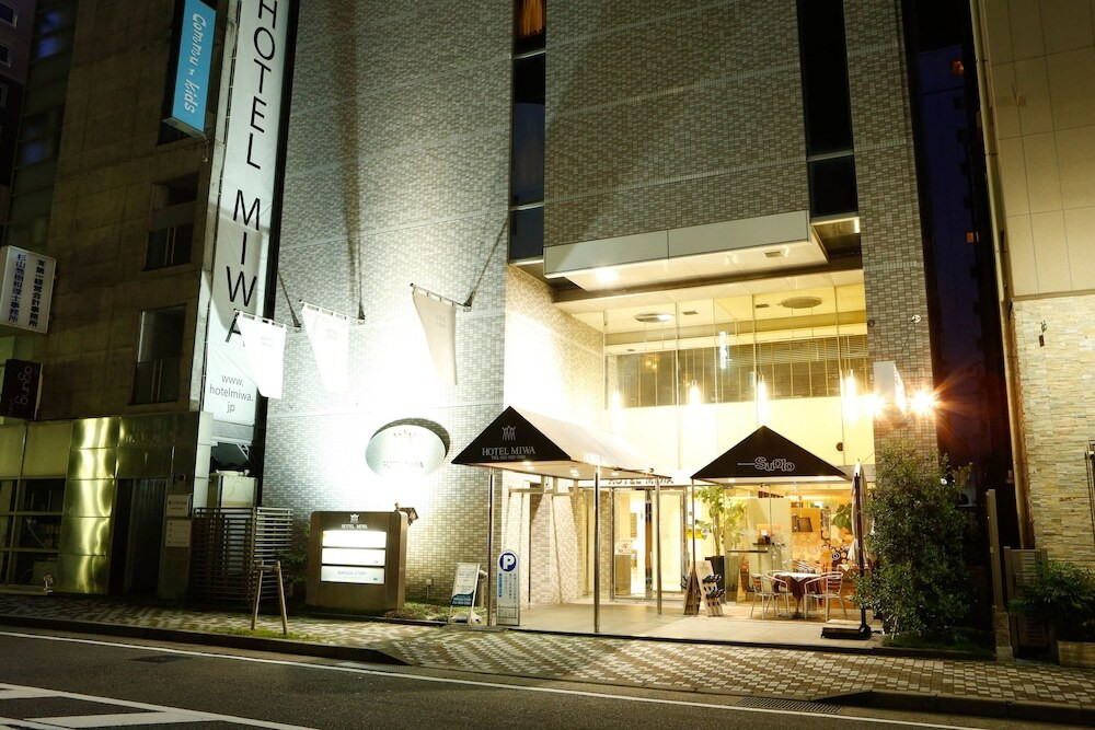 施設の正面 (日没後)