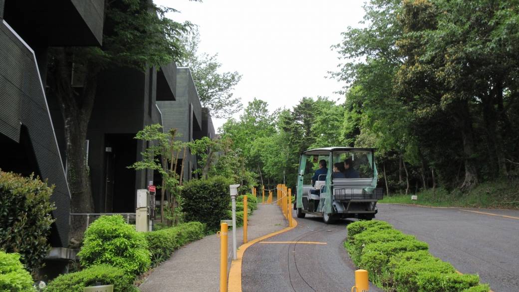 モノレール＆カートで
チェックイン / 2