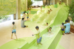 屋内プールで子ども大はしゃぎ！