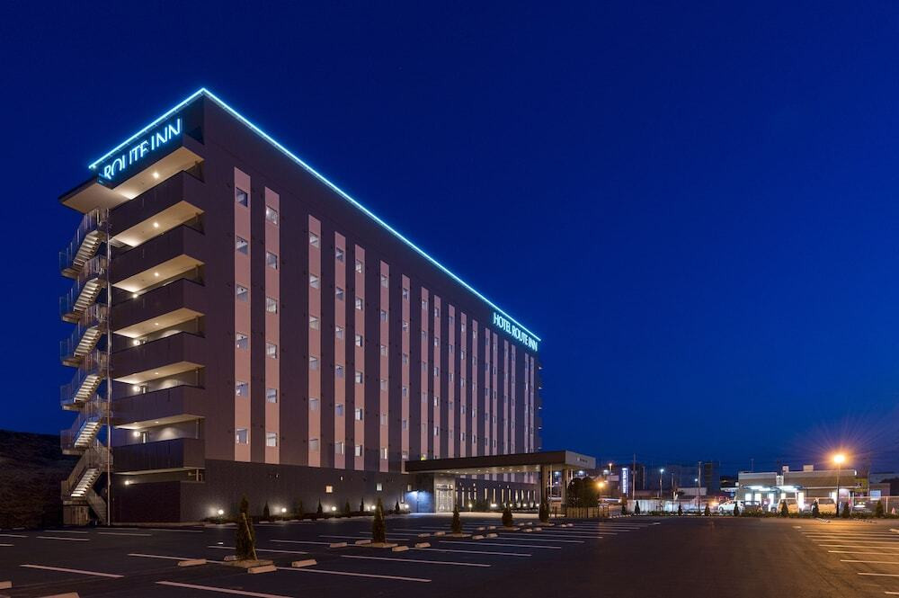 施設の正面 (日没後)