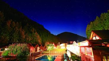 施設の正面 (日没後) / 3