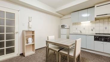 客室内のダイニングエリア / 28