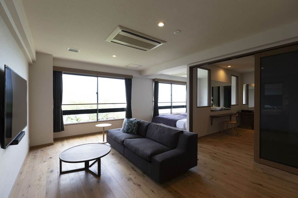 世界遺産・厳島神社の対岸、ウッディなモダン宿3968096