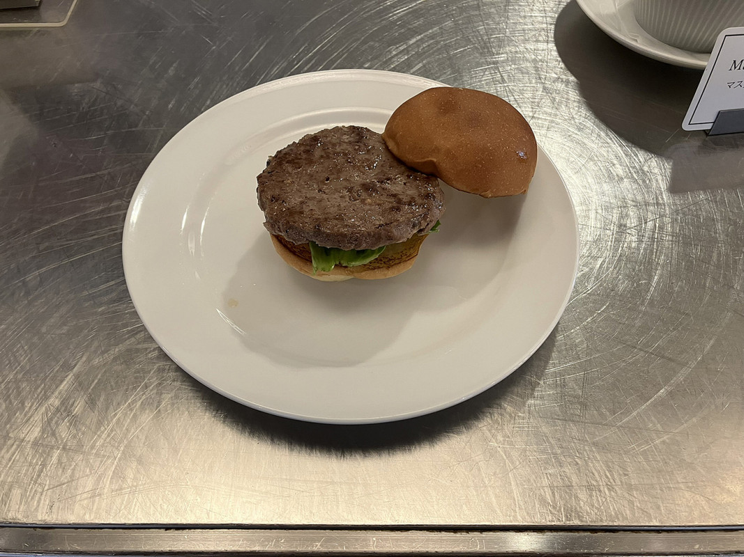 朝食でいただいた100％ビーフパティのハンバーガー