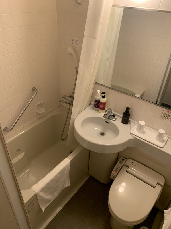 ユニットバスは、それほど新しくはないが、清潔で問題なし