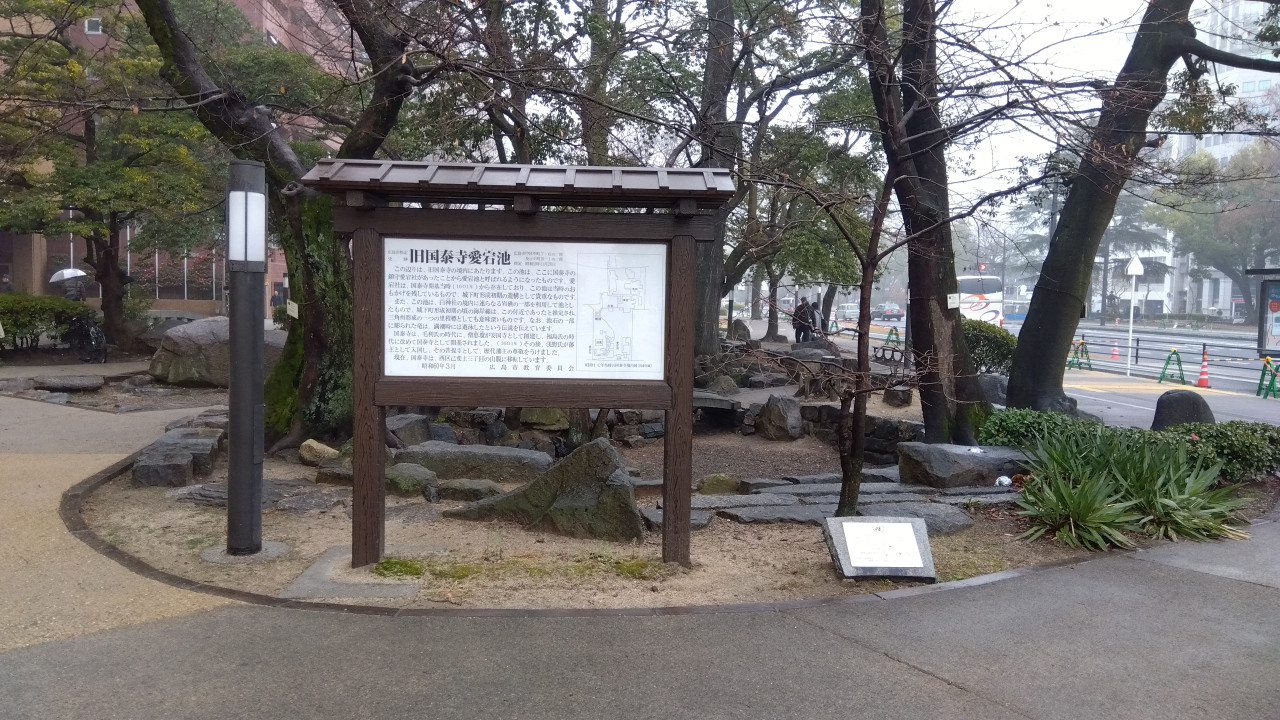 正門前は実質庭園のような雰囲気。