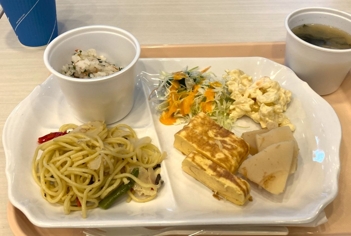 無料モーニング。炊き込みご飯っぽいものもあったが、不満。