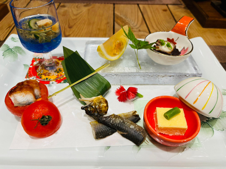 「葛城 琴の庭」 料理 182384693 前菜　夏の味覚彩り盛
○蓴菜 ○蒸し雲丹レモンゼリー寄せ ○蛸の柔らか煮
○トマト器の鰻ざく ○燻製クリームチーズ
○鮎の一夜干し ○鱧魚卵の玉子豆腐