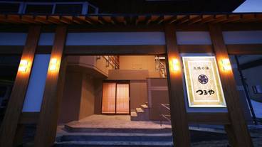 施設の正面 (日没後) / 2