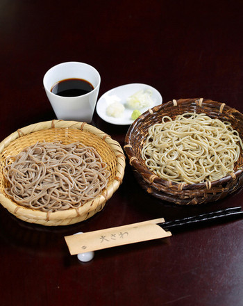 「蕎麦　大さわ」 料理 35830302 ざると田舎の両方を楽しめます。2枚でざるそばもしくは田舎の1.5枚分くらい