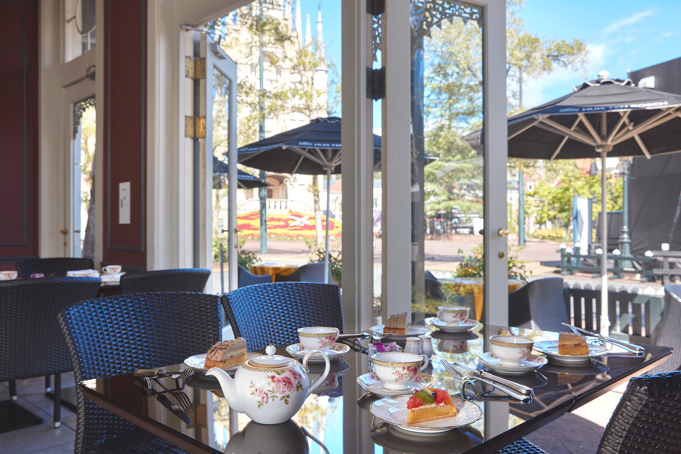 ヨーロッパの街を眺めながら、優雅なランチタイム2022293