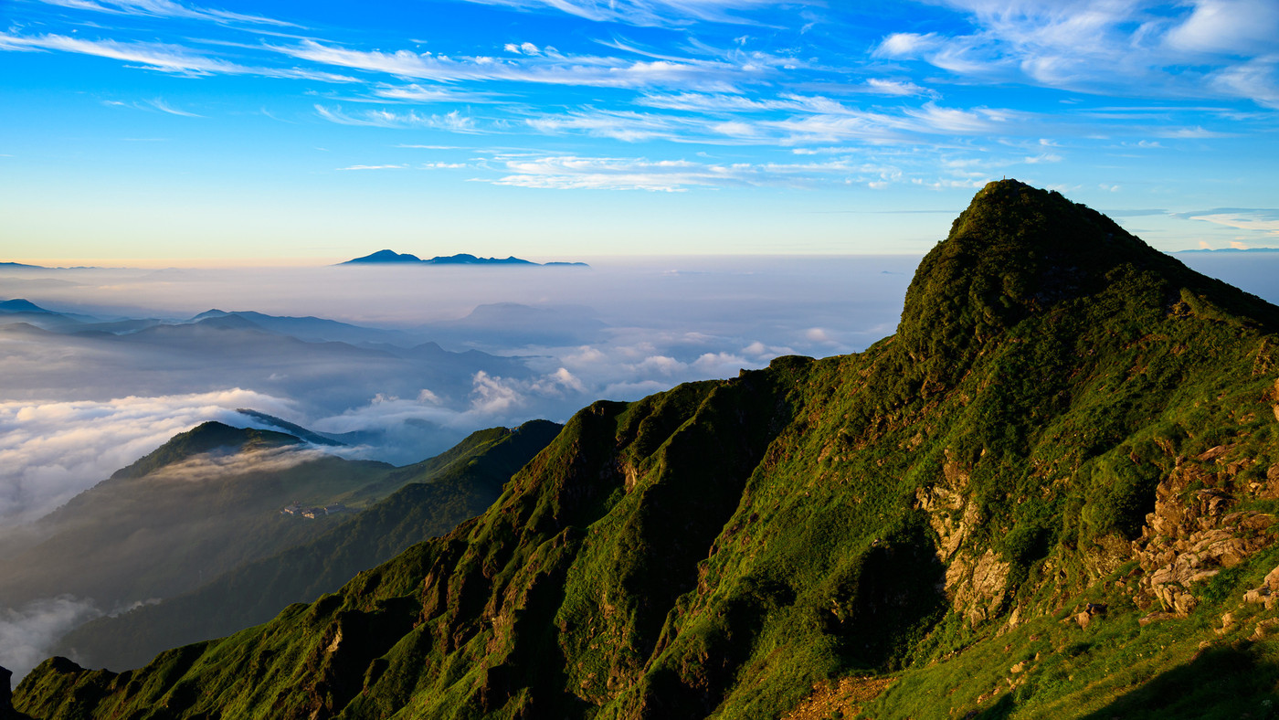 朝焼けの谷川岳トマの耳と広がる雲海
