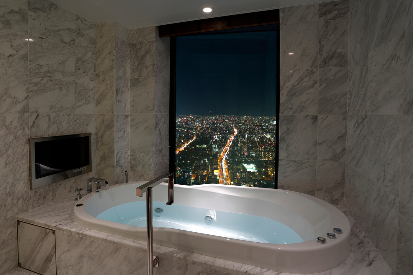 ロマンチックな夜にふさわしい、非日常を味わえるバスタイム4249573