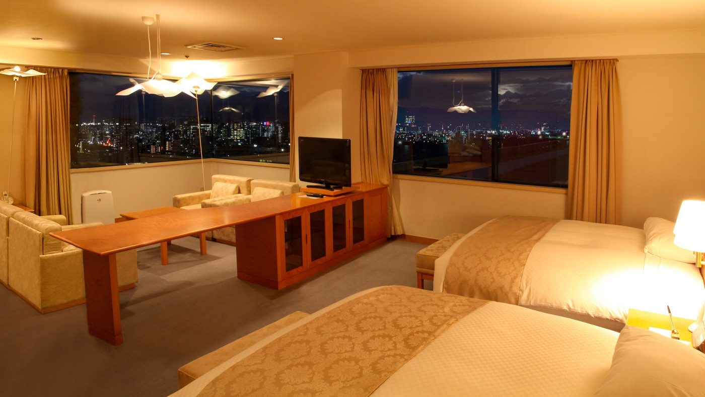 レストランで夜景を眺めながら優雅なディナーを3656929