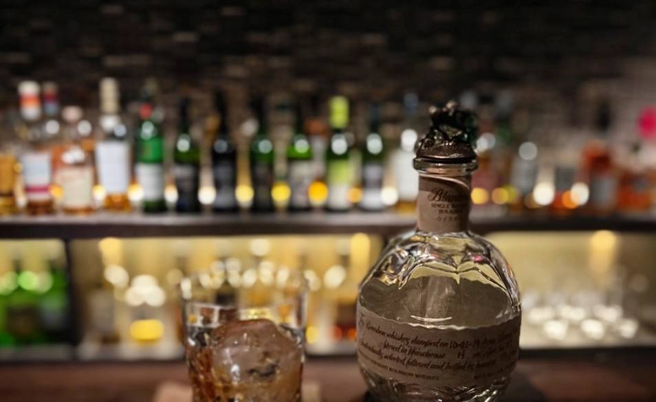 ウイスキーなどの美酒が揃う / 2