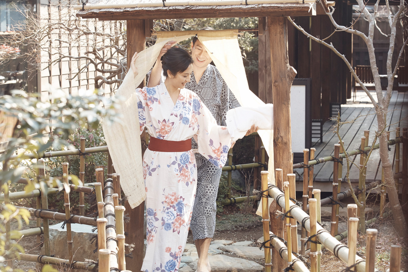 温泉旅行を楽しむ男女