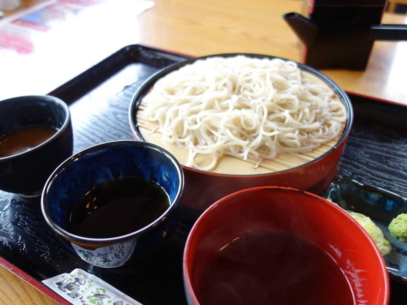 「紋平茶屋」料理 591765 恵比寿そば（￥830税込み）つけ汁は三種、温かい鶏出汁、宗田節、大根おろし