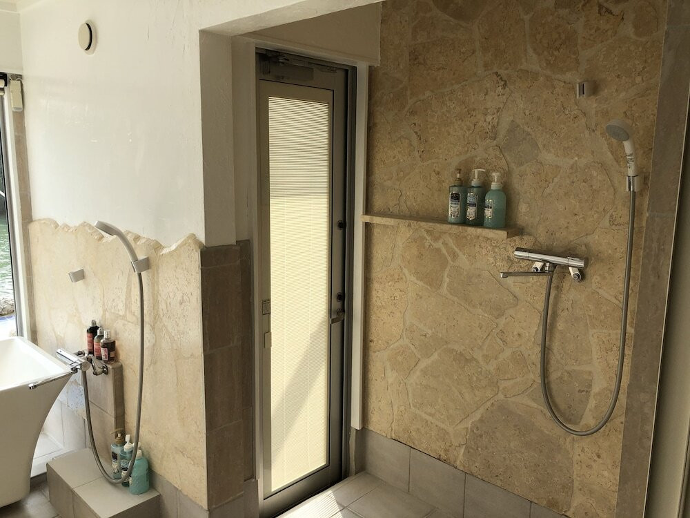 バスルームのシャワー