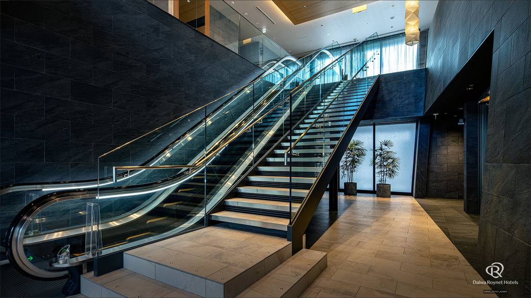 エスカレーターで2階ロビーへ / 5