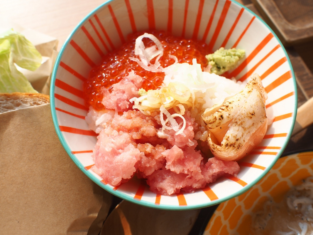 朝食。自分で作る海鮮丼