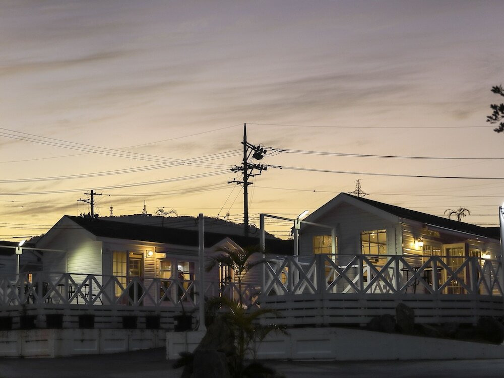 施設の正面 (日没後)