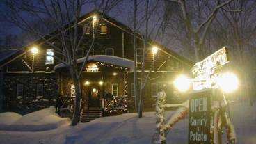 施設の正面 (日没後) / 5