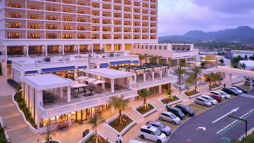 ホテル隣の商業施設で外食も可能 / 5