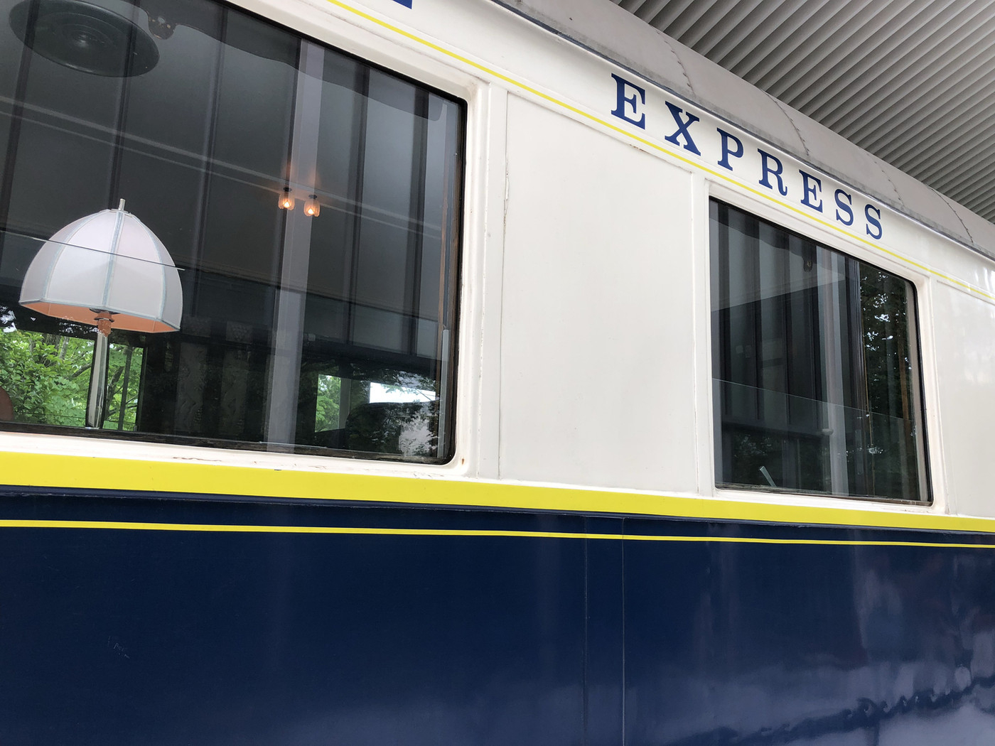 ラリック美術館のオリエント急行のこのランプの下でお茶をしました。