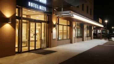 施設の正面 (日没後) / 1