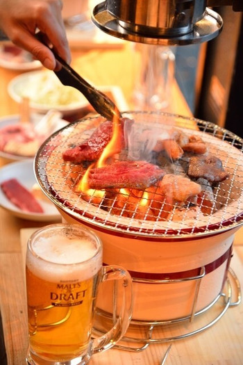 「立ち食い焼肉　と文字」 料理 40676500 うまい肉は炭で更に美味しくなる！