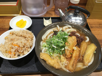 「牧のうどん 博多バスターミナル店」 料理 54832962 肉・ごぼう天＋かしわ飯セット870円^^;