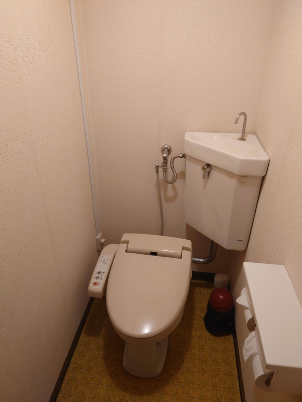 部屋トイレはシャワートイレですが、こちらも古いです。