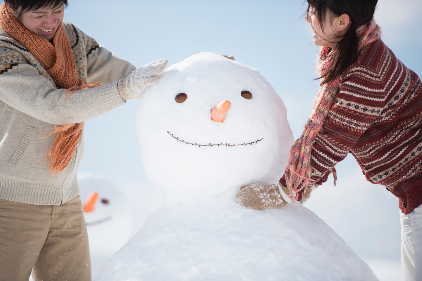 雪だるまを作るカップル