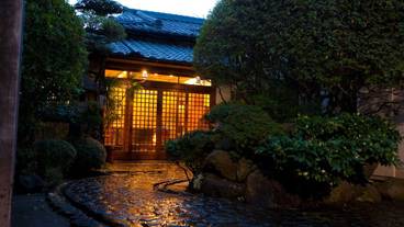 施設の正面 (日没後) / 1