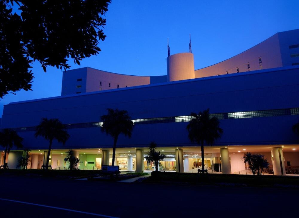 施設の正面 (日没後)