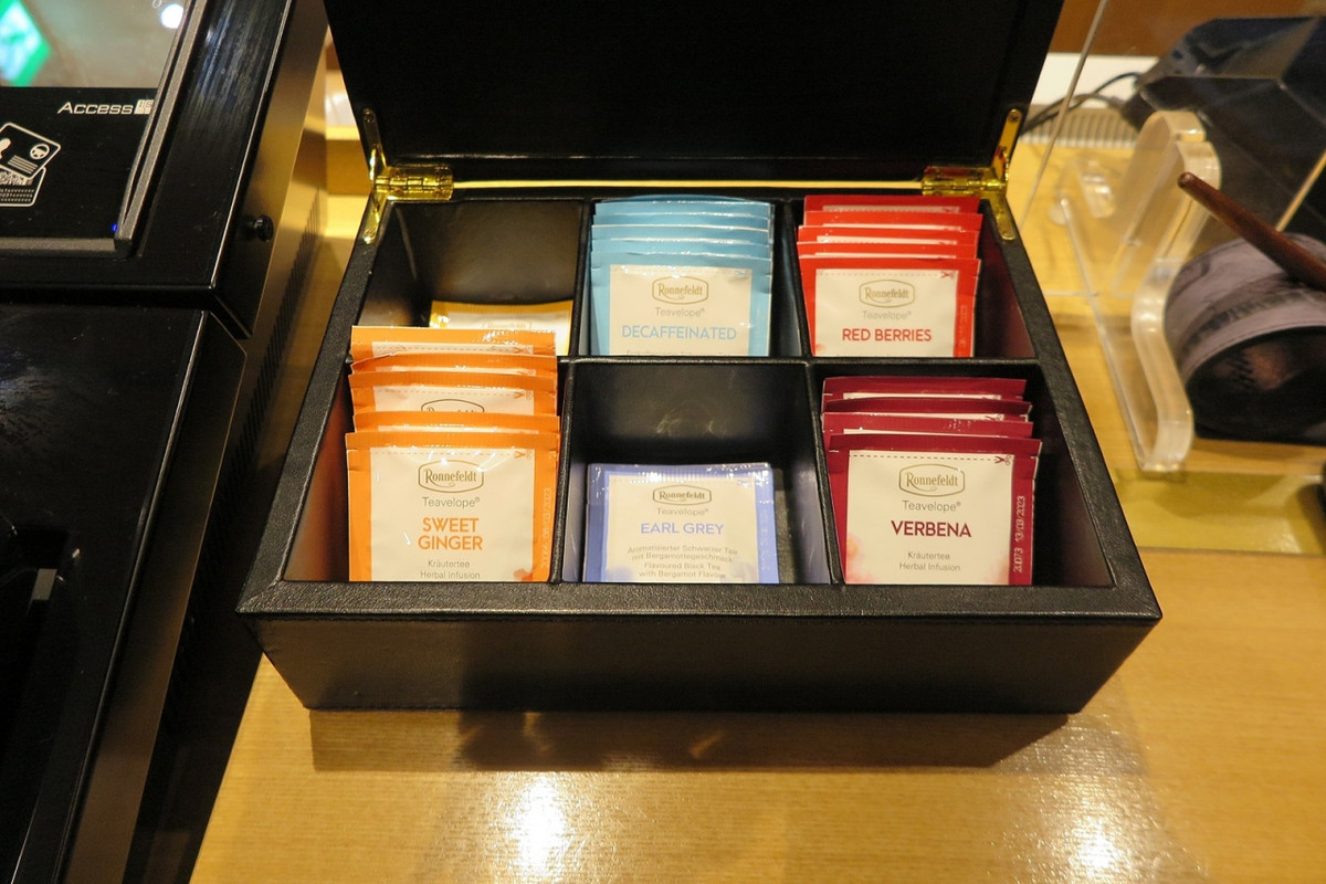 ロンネフェルトのお茶、「ご自由にお取りください」とは剛毅かな