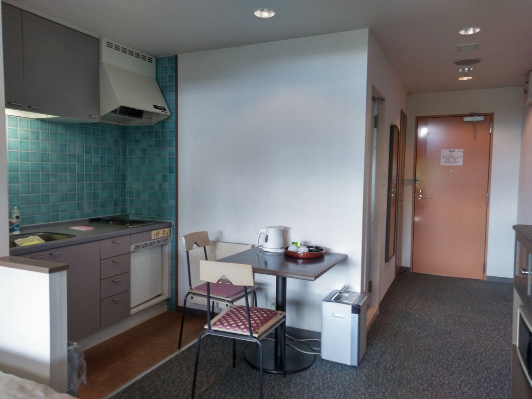 東館ツインルームの部屋入口側です。キッチンがあります。
