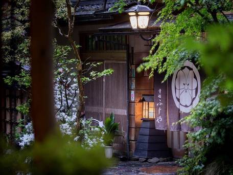 京都 元祖川床 発祥の老舗料理旅館 貴船ふじや / 2