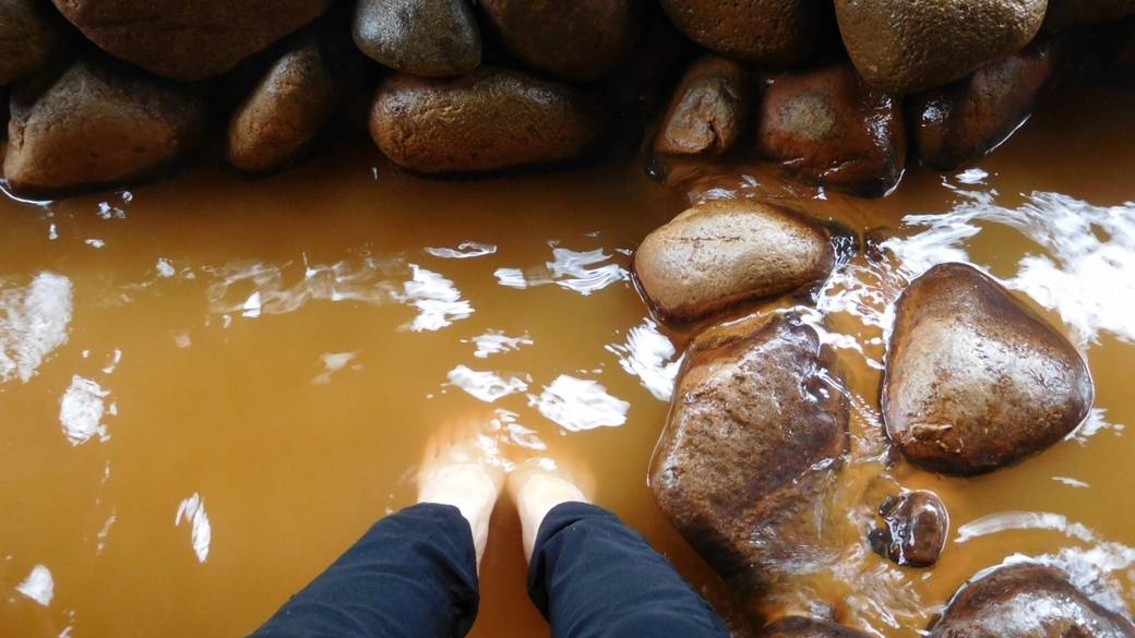 熱めの金泉が心地よい足湯 / 2