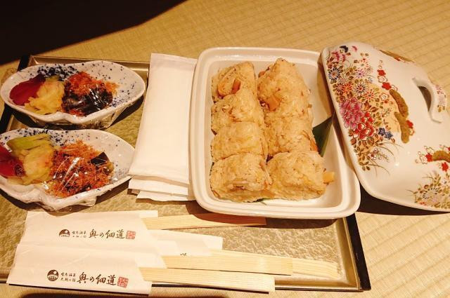 お腹がいっぱいになってしまったと伝えたところ、「お部屋で食べられるように」と〆の松茸ご飯をおにぎりにしてくれたそう / 10
