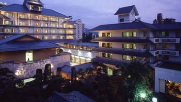 ホテル外観 夜 / 1